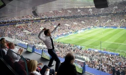 Le président français Emmanuel Macron exulte après un but lors de la finale du Mondial contre la Croatie, le 15 juillet 2018 à Moscou