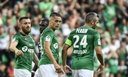 Les joueurs de Saint-Etienne se congratulent aprĂšs un but de Romain Hamouma contre Toulouse, le 15 septembre 2019 Ă Geoffroy Guichard