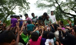 Des réfugiés rohingyas tendent la main pour obtenir de la nourriture, le  14 septembre 2017 à Ukhia, au Bangladesh
