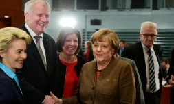 Poignée de mains entre le le Bavarois Horst Seehofer (CSU) et la chandeliÚre Angela Merkel le 28 janvier 2016 à Berlin