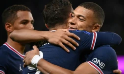 Mauro Icardi dans les bras de Kylian Mbappé après avoir inscrit le but de la victoire du PSG sur Lyon au Parc des Princes, le 19 septembre 2021 