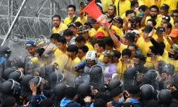 Des militants royalistes font face à la police à Bangkok le 17 novembre 2020 lors d'un rassemblement pro-démocratie