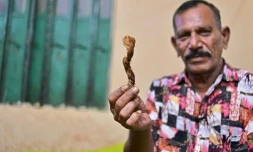 Le bourreau Shahjahan Bouya montre un morceau de corde de manille utilisée pour pendre les condamnés, lors d'une interview avec l'AFP chez lui à Keraniganj, dans la banlieue de Dacca, le 19 octobre 2023 au Bangladesh