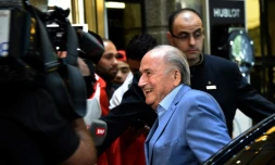 Sepp Blatter, président déchu de la Fifa, accueillit par les médias à son arrivée à l'hôtel St Régis à Moscou, le 19 juin 2018