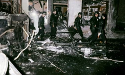 Des équipes de secours sur le site d'un attentat à la bombe contre la synagogue de la rue Copernic, le 3 octobre 1980 à Paris