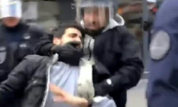Capture de la vidéo filmée par un militant LFI montrant Alexandre Benalla maîtrisant violemment un manifestant le 1er-Mai à Paris