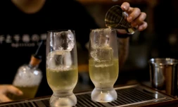 Un serveur prépare des "mocktails" à base de kratom au bar Teens of Thailand de Bangkok, le 9 octobre 2021 