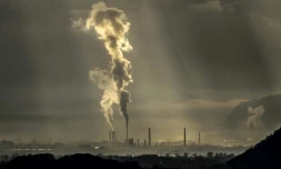 Des fumées de cheminées d'usine en Suisse le 11 décembre 2014