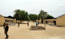 Des policiers sur le site de l'Ă©cole de Chibok oĂč 219 lycĂ©ennes ont Ă©tĂ© enlevĂ©es par Boko Haram, le 21 avril 2014 au Nigeria