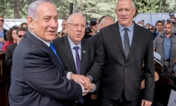 Le Premier ministre sortant israĂ©lien Benjamin Netanyahu (G), le prĂ©sident israĂ©lien Reuven Rivlin (C) et le chef du parti centriste arrivĂ© en tĂȘte des lĂ©gislatives Benny Gantz (D), lors d'une cĂ©rĂ©monie en hommage Ă l'ancien prĂ©sident Shimon Peres, Ă JĂ©rusalem le 19 septembre 2019
