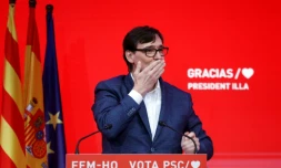 Photo fournie par le parti socialiste de Catalogne de Salvador Illa qui salue la foule à l'issue des élections, le 14 février 2021 à Barcelone