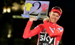 Le Britannique Chris Froome (Sky) soulève le trophée après avoir remporté la Vuelta, le 10 septembre 2017 à Madrid