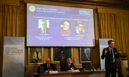 Ulf Danielsson (D), membre du comité Nobel, s'adresse aux médias lors de l'annonce de l'attribution du prix Nobel de physique au Canado-Américain James Peebles et aux Suisses Michel Mayor et Didier Queloz