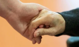 Le projet de loi sur la fin de vie, qui ouvre pour la première fois en France une aide à mourir pour certains patients, a franchi vendredi un premier obstacle à l'Assemblée