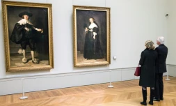 Des visiteurs contemplent deux tableaux de Rembrandt au Louvre, le 10 mars 2016