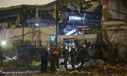 Les forces de sécurité israéliennes et les premiers secours sur le site d’une frappe iranienne qui a touché un quartier résidentiel de Petah Tikva, le 2 avril 2026, en Israël