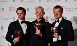 Le réalisateur britannique Martin McDonagh (C) récompensé du bafta du meilleur film pour "Three Billboards: les panneaux de la vengeance", le 18 février 2018 à Londres  