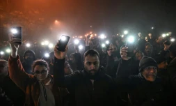 Des personnes participent à une veillée pour marquer le premier anniversaire du tremblement de terre, à Antakya, le 6 février 2024 en Turquie