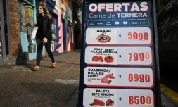 Un panneau indique le prix de la viande dans une rue de Buenos Aires, le 13 juin 2024 en Argentine