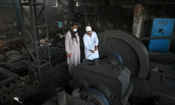 Des membres de la brigade anti-pollution de Lahore s'apprĂȘtent Ă fermer une usine fabriquant de l'acier le 19 novembre 2021