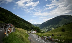 Le Français Julian Alaphilippe, maillot à pois, lors d'une échappée dans le Col du Portillon pendant la 16e étape du Tour de France, entre Carcassonne et Bagnères-de-Luchon, le 24 juillet 2018