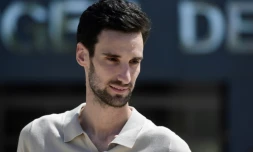 Le gardien de but espagnol du PSG Sergio Rico à sa sortie de l'hôpital près de trois mois après sa chute de cheval, le 18 août 2023 à Séville