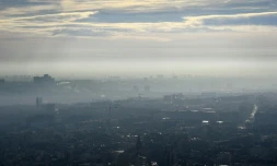Vue générale de Paris, le 9 décembre 2016 enveloppé dans un nuage de pollution