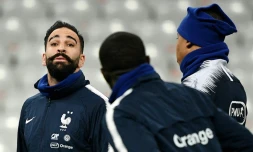 Le défenseur français Adil Rami (g) lors d'une séance d'entraînement au Stade de France le 19 novembre 2018
