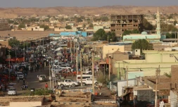 Des Soudanais rassemblés dans la localité de Wadi Halfa à la frontière égyptienne, le 4 mai 2023