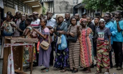 Des électeurs congolais attendent leur tour pour voter dans un bureau de vote à Kinshasa, le 30 décembre 2018