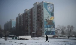 Une fresque murale représentant un engin spatial sur un immeuble de Baïkonour, le 6 décembre 2021 au Kazakhstan