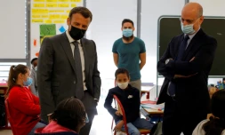 Emmanuel Macron et Jean-Michel Blanquer visitent une école primaire à Melun, le 26 avril 2021