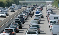 La circulation est difficile à la mi-journée pour le premier chassé croisé de l'été, avec près de 560 kilomètres de bouchons