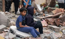 Des enfants palestiniens sur les décombres d'un bùtiment détruit à la suite d'un bombardement israélien à Rafah, dans le sud de la bande de Gaza le 4 avril 2024