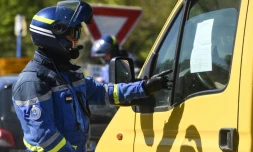 Un gendarme procède au contrôle d'un véhicule dans le cadre des mesures de confinement imposées dans la lutte contre le nouveau coronavirus, le 4 avril 2020 à Bénodet (Finistère) 