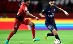 L'attaquant du PSG Javier Pastore (d) à la lutte avec le défenseur de Dijon Jordan Loties au Parc des Princes, le  20 septembre 2016 