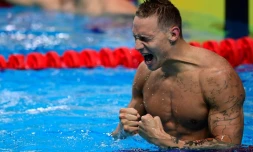 L'Américain Caeleb Dressel exulte après son succès en finale du 100 m papillon, aux Mondiaux de Budapest le 29 juillet 2017