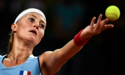 La Française Kristina Mladenovic servant face à l'Américaine CoCo Vandeweghe, au cours de la demi-finale de Fed Cup , à Aix-en-Provence, le 21 avril 2018