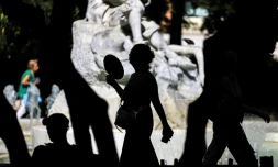 Une femme utilise un éventail, dans une rue de Toulouse, le 23 août 2023, durant une vague de chaleur en France