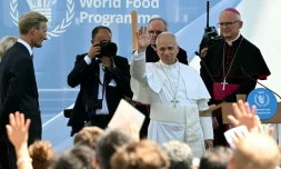 Le pape Léon XIV salue la foule lors d'une visite au siège du Programme alimentaire mondial (PAM), à Rome, le 22 juin 2026.