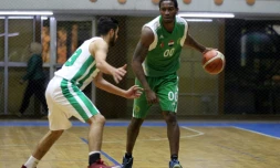 Le basketteur américain DeMario Mayfield (d) sous les couleurs de son club du Pétrole lors d'un match de championnat d'Irak contre le club de la Compagnie aérienne, le 7 décembre à Bagdad