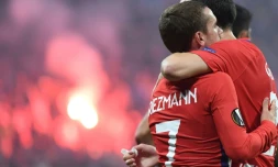 L'attaquant du Real Madrid Antoine Griezmann (g) et son coéquipier Diego Godin se congratule après un but contre face à l'OM en finale de l'Europa League, le 16 mai 2018 à Décines-Charpieu