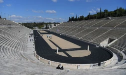 Cérémonie de transmission de la flamme olympique au Japon par la Grèce devant les tribunes vides du stade panathénaïque le 19 mars 2020 à Athènes 