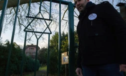 Un volontaire des "veilleurs de mémoire", Lionel Godmet, devant la porte du cimetière juif de Jungholtz, dans l'est de la France, le 10 décembre 2019