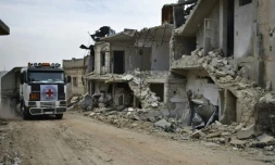 Un camion de la Croix-Rouge dans le village de Teir Maalah, en Syrie, le 25 avril 2016