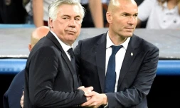 Les entraîneurs du Bayern Munich Carlo Ancelotti et du Real Madrid Zinédine Zidane, le 18 avril 2017 après la victoire madrilène au Santiago-Bernabeu