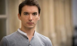 Entré à 25 ans comme artiste auxiliaire à la Comédie-Française, où il est pris en photo ici le 21 novembre 2016, Clément Hervieu-Léger en devient pensionnaire en 2005 