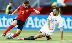 Le milieu de terrain de l'Espagne Gavi (à gauche) face à l'Italien Francesco Acerbi durant la demi-finale de Ligue des nations le 15 juin à Enschede, aux Pays-Bas.