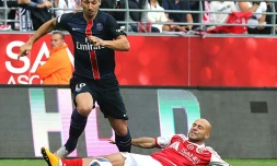 L'attaquant du PSG Zlatan Ibrahimovic taclé par le Rémois Jaba Kankava, le 19 septembre 2015 au stade Auguste Delaune