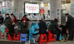 Du personnel médical en combinaison de protection reçoit des patients à l'hôpital de la Croix-Rouge à Wuhan, le 24 janvier 2020 en Chine